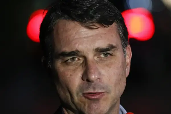 Flávio Bolsonaro admite que pediu milhões a Vorcaro para filme do pai, que está preso