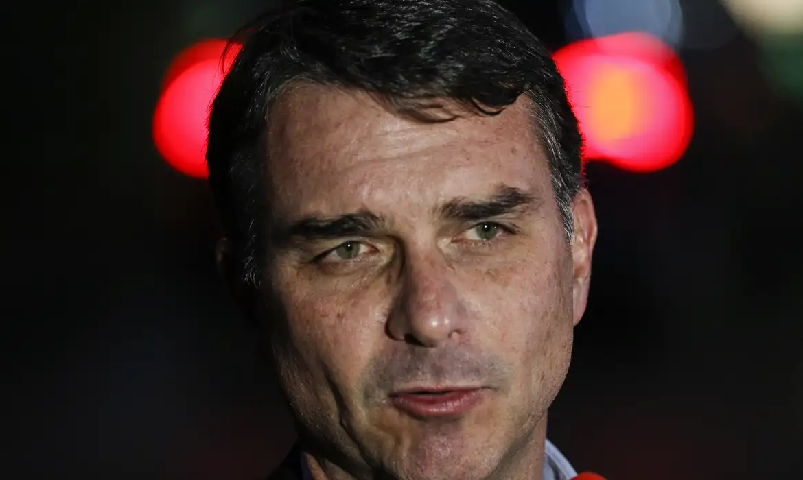 Flávio Bolsonaro admite que pediu milhões a Vorcaro para filme do pai, que está preso