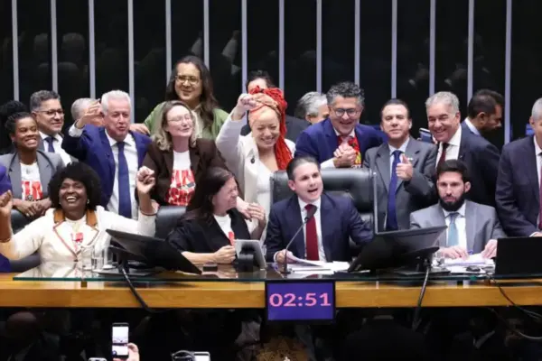 Câmara aprova PEC que acaba com escala de trabalho 6X1