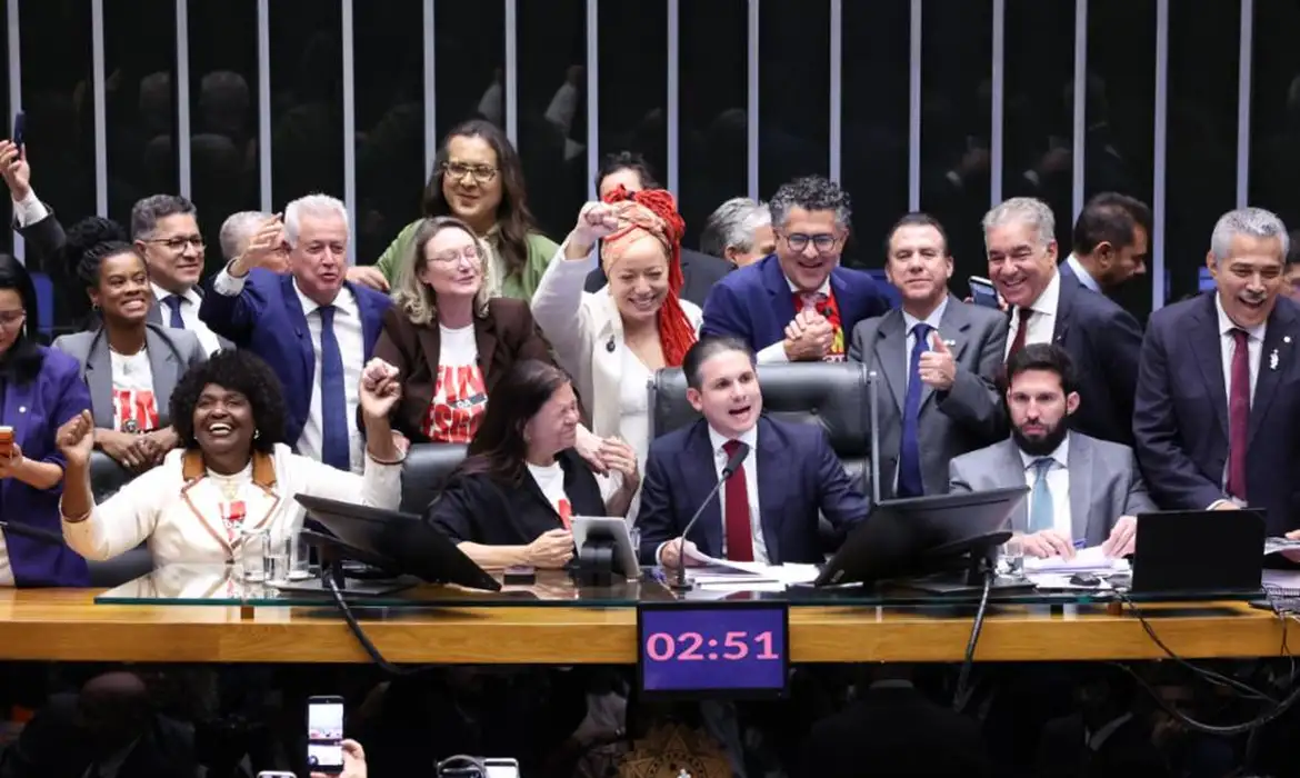 Câmara aprova PEC que acaba com escala de trabalho 6X1