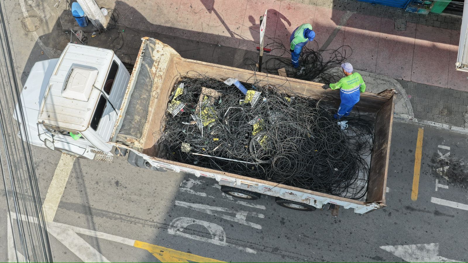 Mais de 2 toneladas de fios sem uso já foram retiradas da Expedito Garcia durante limpeza visual
