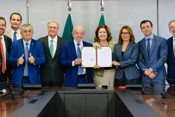 Lula assina MP e acaba com ‘taxa das blusinhas’ para compras internacionais de até 50 dólares 
