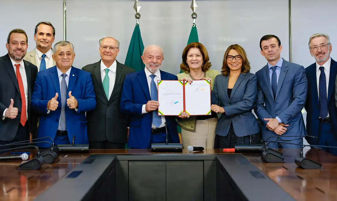 Lula assina MP e acaba com ‘taxa das blusinhas’ para compras internacionais de até 50 dólares 