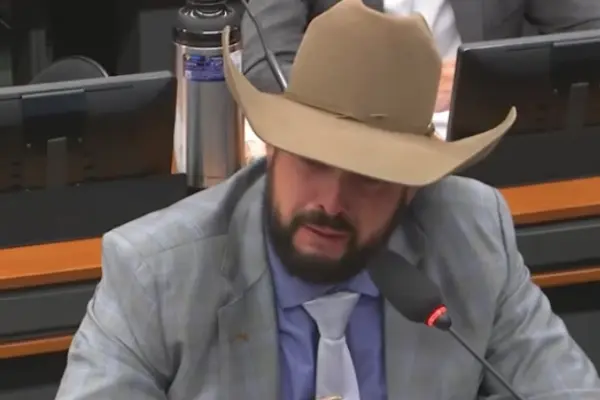 Deputado machão chora ao vivo em sessão da Câmara Federal
