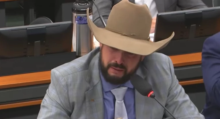 Deputado machão chora ao vivo em sessão da Câmara Federal