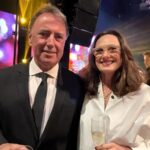 CASAL DE BACANAS: Empresária vandaliza ‘Casa Bolsonaro’ na Praia do Canto e marido é acusado de ameaçar vereador