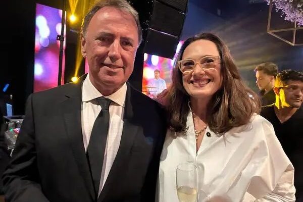CASAL DE BACANAS: Empresária vandaliza ‘Casa Bolsonaro’ na Praia do Canto e marido é acusado de ameaçar vereador