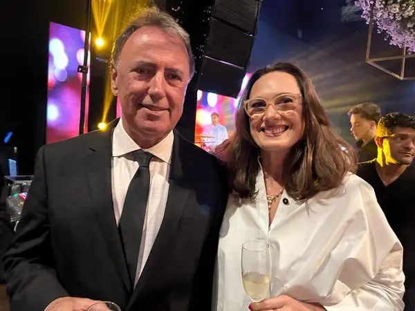 CASAL DE BACANAS: Empresária vandaliza ‘Casa Bolsonaro’ na Praia do Canto e marido é acusado de ameaçar vereador