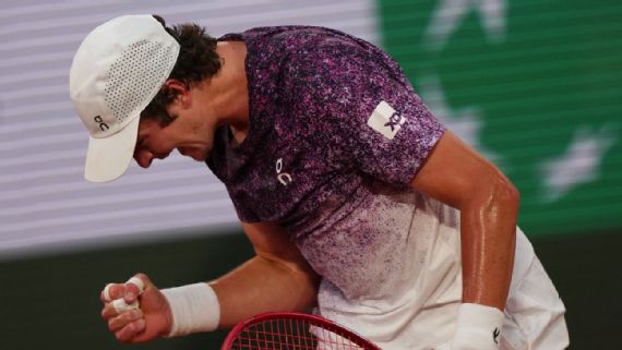João Fonseca brilha outra vez, bate Ruud e vai às quartas de Roland Garros sob aplausos de Guga
