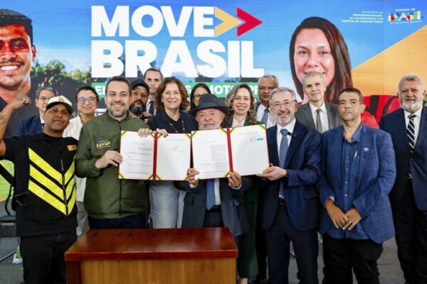 Governo amplia crédito para motociclistas de aplicativos: ‘Estamos tirando mais um pouco de gente da invisibilidade”, afirma Lula