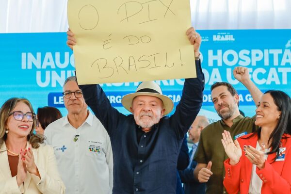 Lula defende o Pix e culpa família Bolsonaro por ataque dos EUA e taxação aos produtos brasileiros