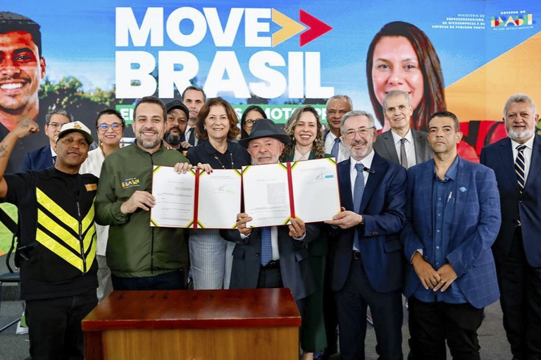 Governo amplia crédito para motociclistas de aplicativos: ‘Estamos tirando mais um pouco de gente da invisibilidade”, afirma Lula