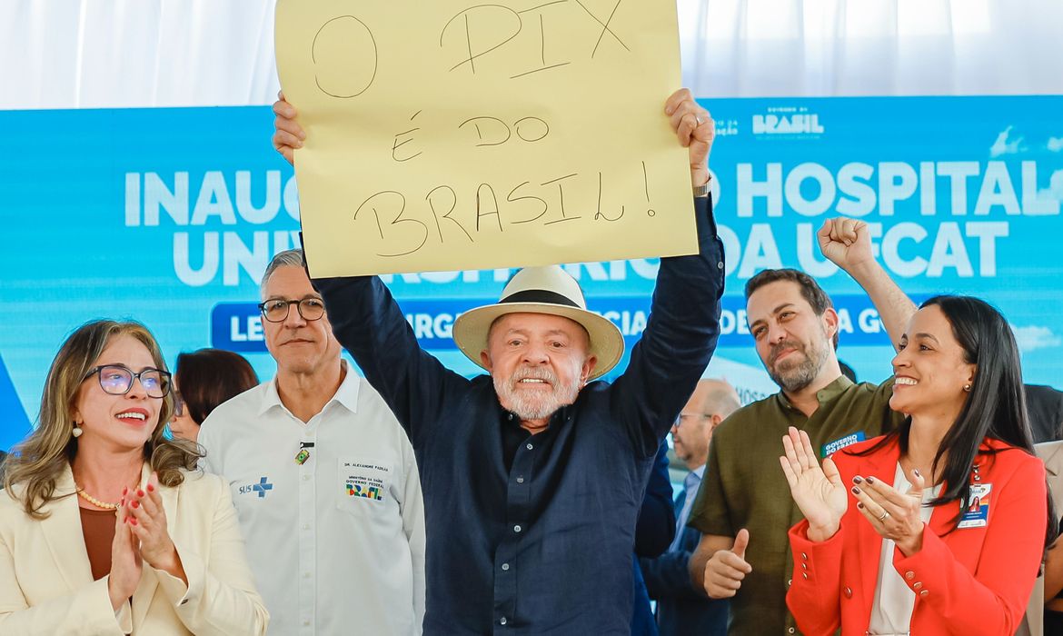 Lula defende o Pix e culpa família Bolsonaro por ataque dos EUA e taxação aos produtos brasileiros