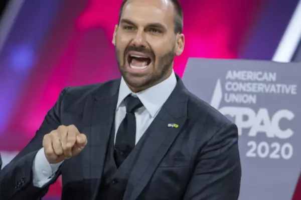Eduardo Bolsonaro sugere troca do Pix por sistema americano Zelle e é chamado de vassalo de Trump