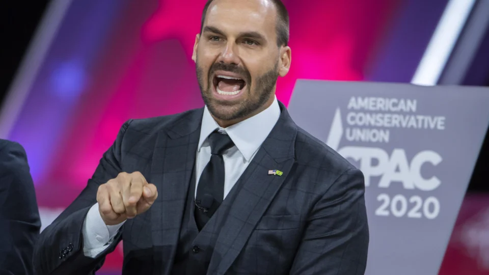 Eduardo Bolsonaro sugere troca do Pix por sistema americano Zelle e é chamado de vassalo de Trump