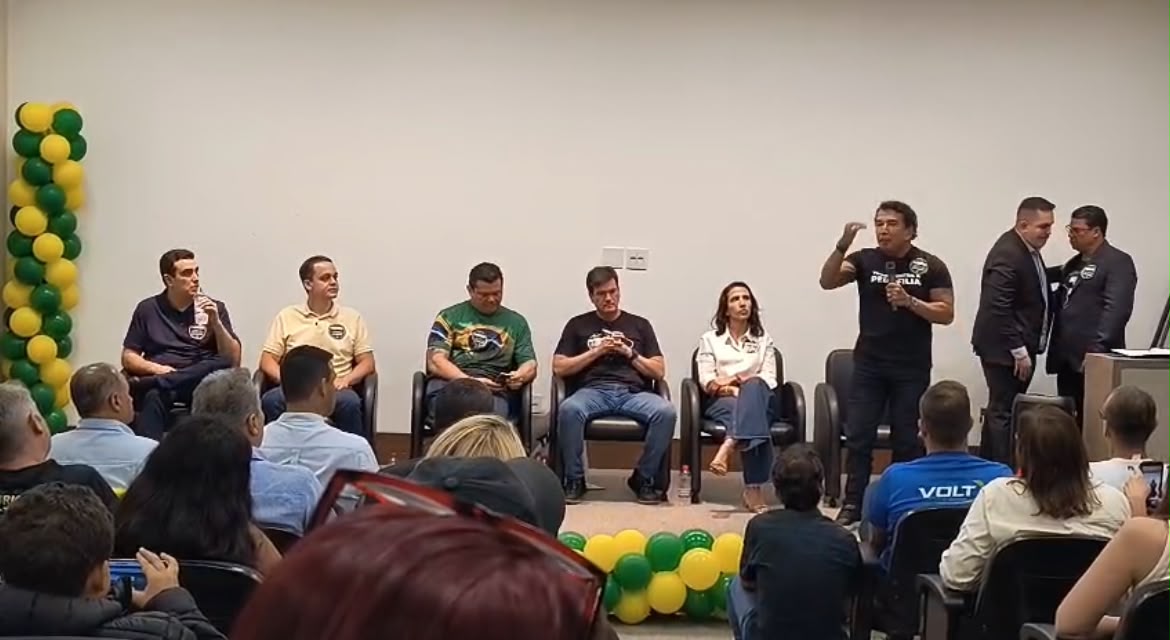 Ao lado de Pazolini, senador tripudia sobre as mais de 716 mil mortes durante a pandemia e critica vacinas contra a Covid
