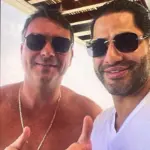 Descontraído, Flávio Bolsonaro aparece em foto ao lado do capanga de Daniel Vorcaro