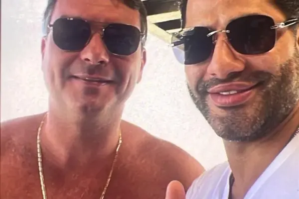 Descontraído, Flávio Bolsonaro aparece em foto ao lado do capanga de Daniel Vorcaro