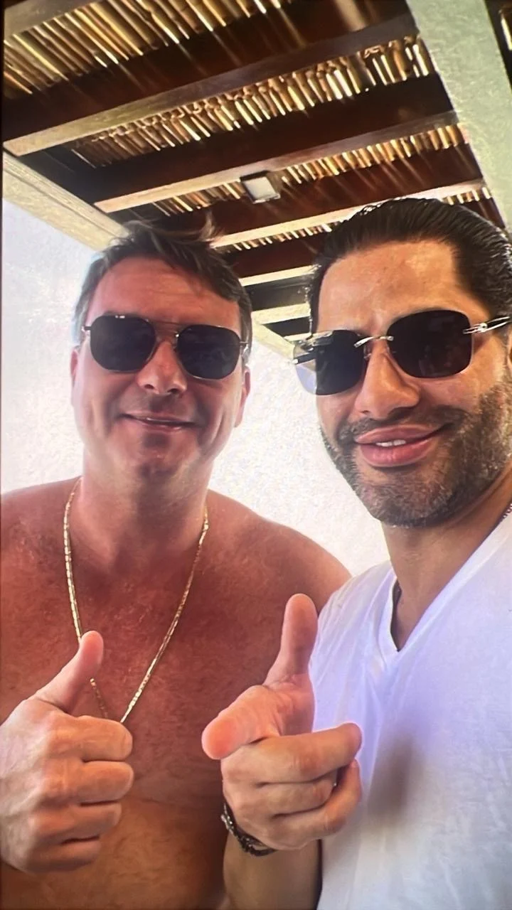 Descontraído, Flávio Bolsonaro aparece em foto ao lado do capanga de Daniel Vorcaro