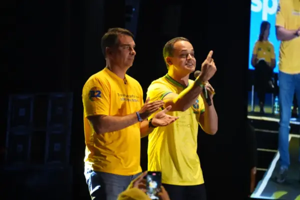Flávio Bolsonaro emitiu duas notas fiscais de R$ 500 mil para empresa que recebeu repasses do Master