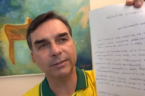 STF suspende visitas de Flávio Bolsonaro ao pai e manda apurar possível propaganda eleitoral antecipada