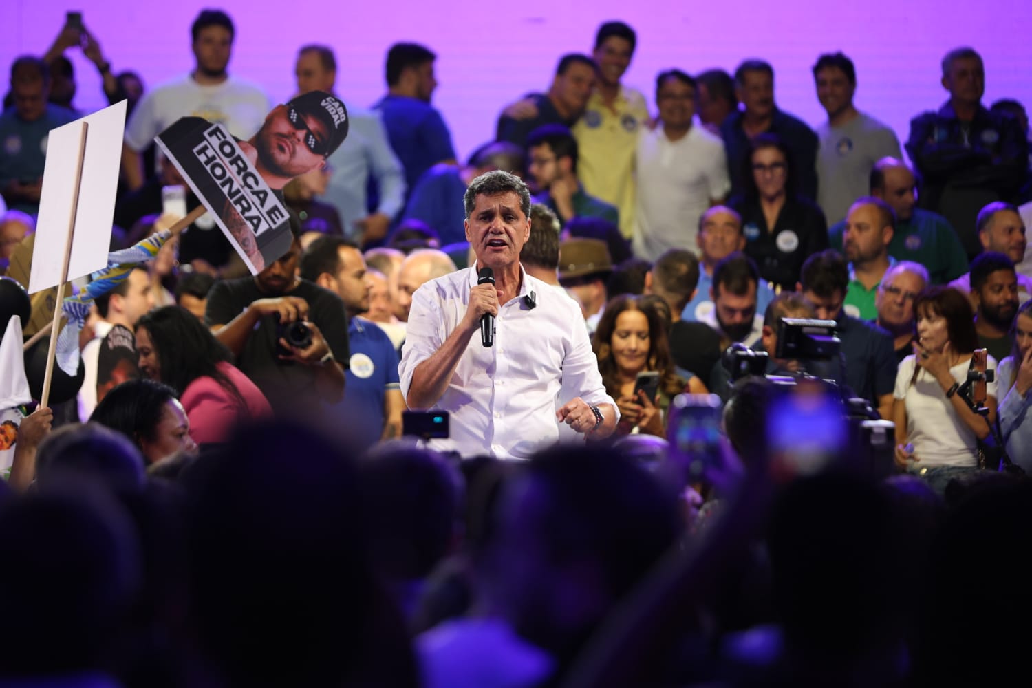 Aclamado por multidão, Ricardo Ferraço prega neutralidade nacional, foco no Espírito Santo e destaca ‘Pacto com o Futuro’